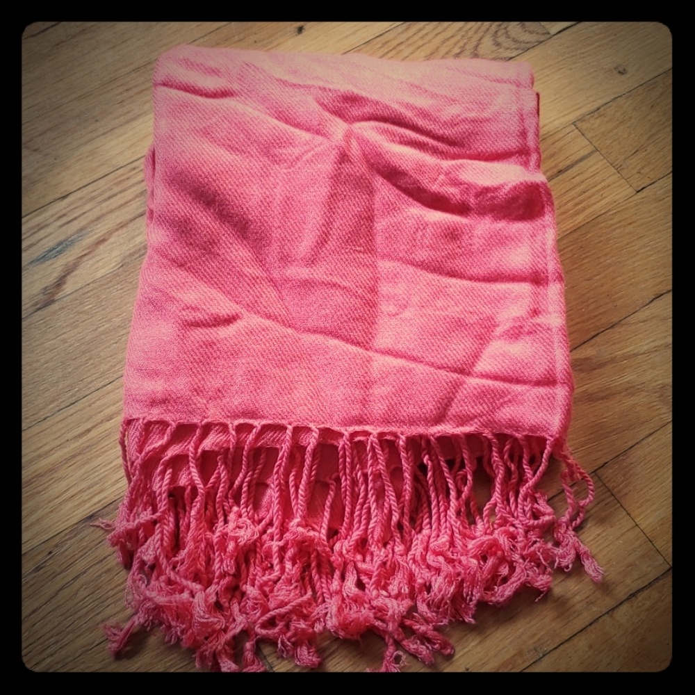 NWOT Pink Blanket Scarf with Tasseled Ends